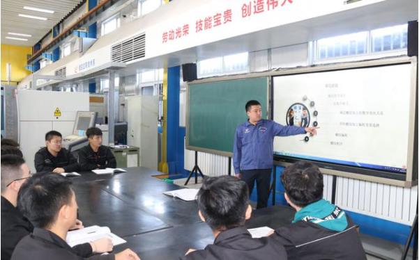 王展超為技師班學(xué)生授課，講解加工技術(shù)難點(diǎn)。受訪(fǎng)者供圖.jpg